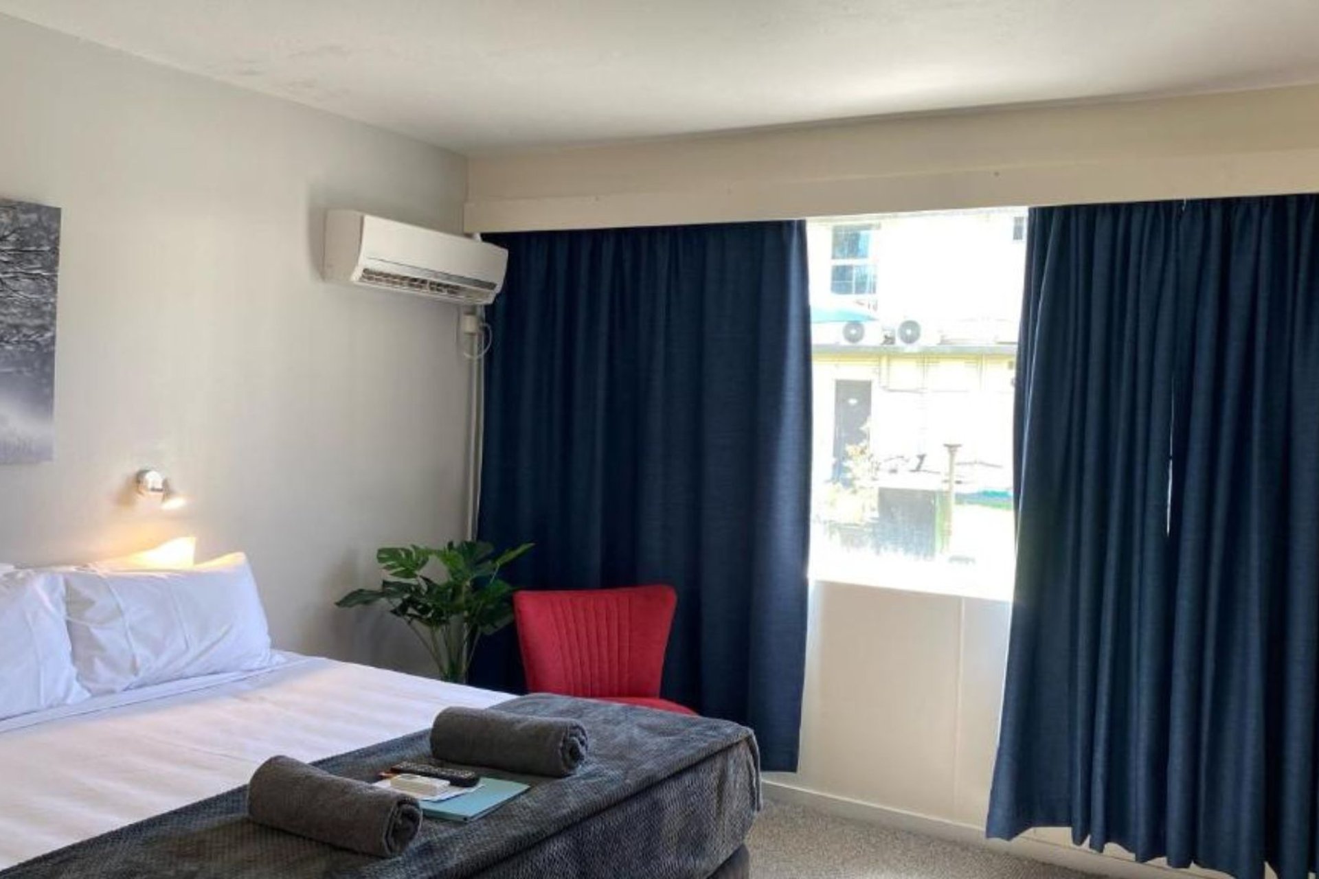 i - Mid City Motor  Inn