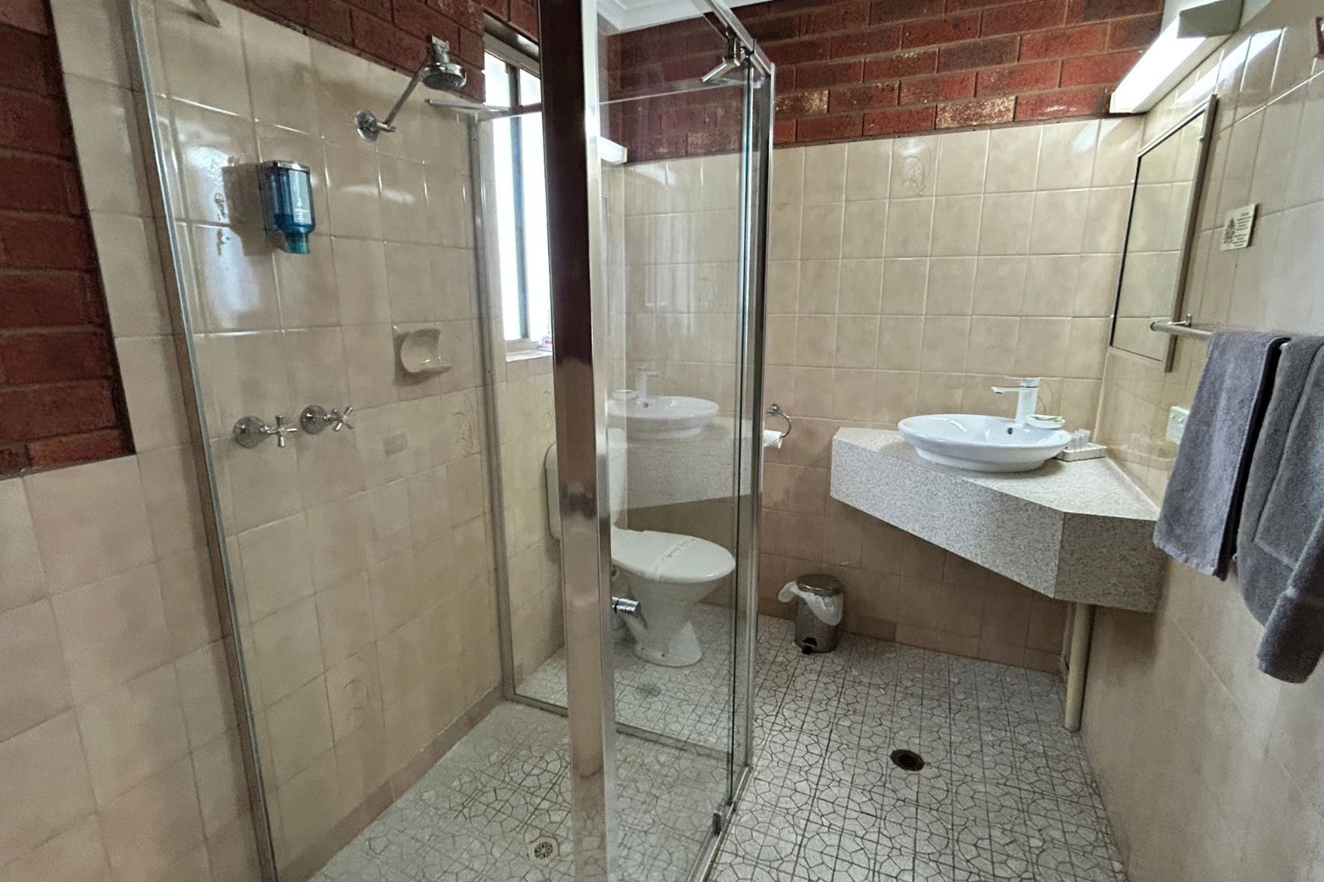 j - Pevensey Motor Lodge