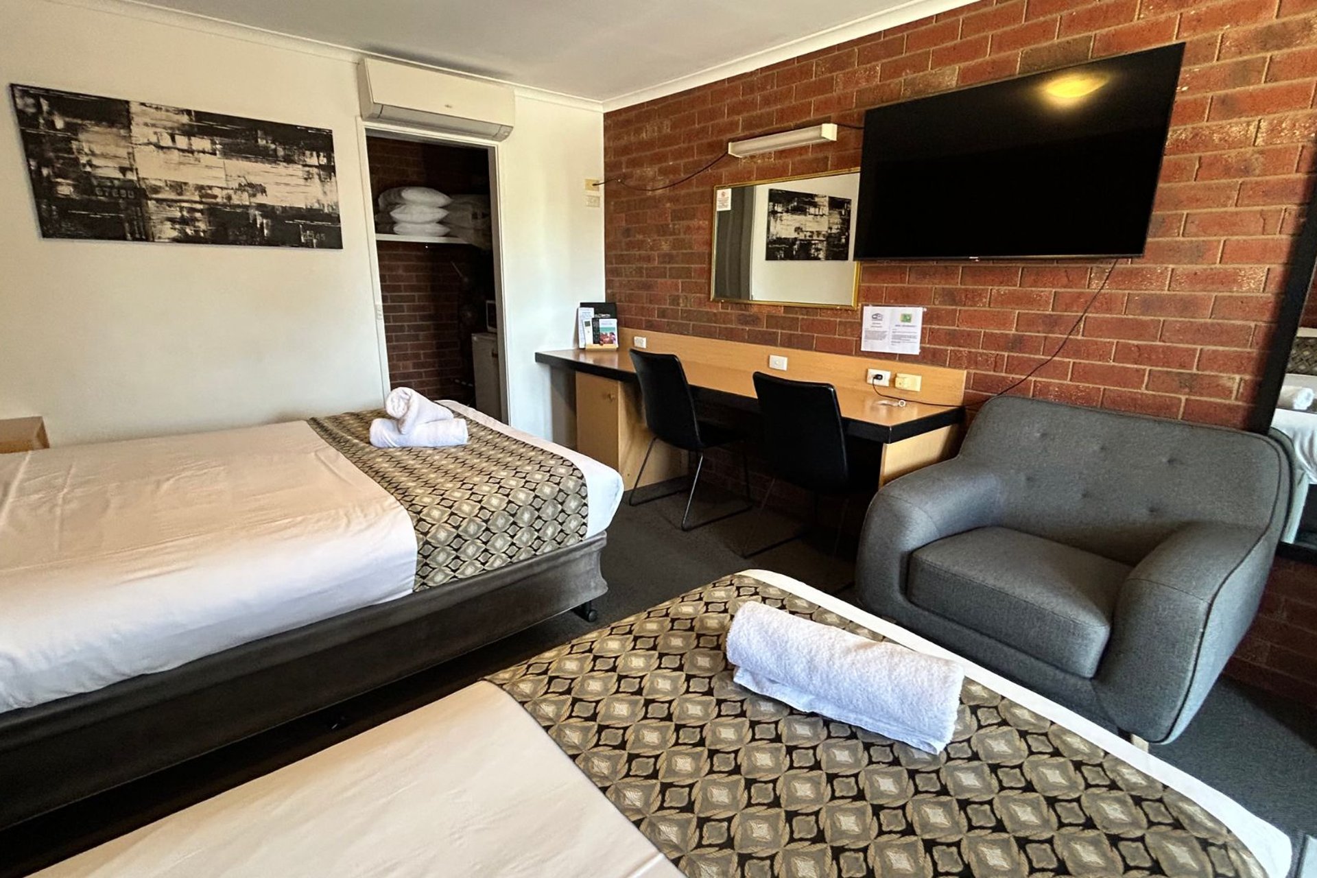 p - Pevensey Motor Lodge