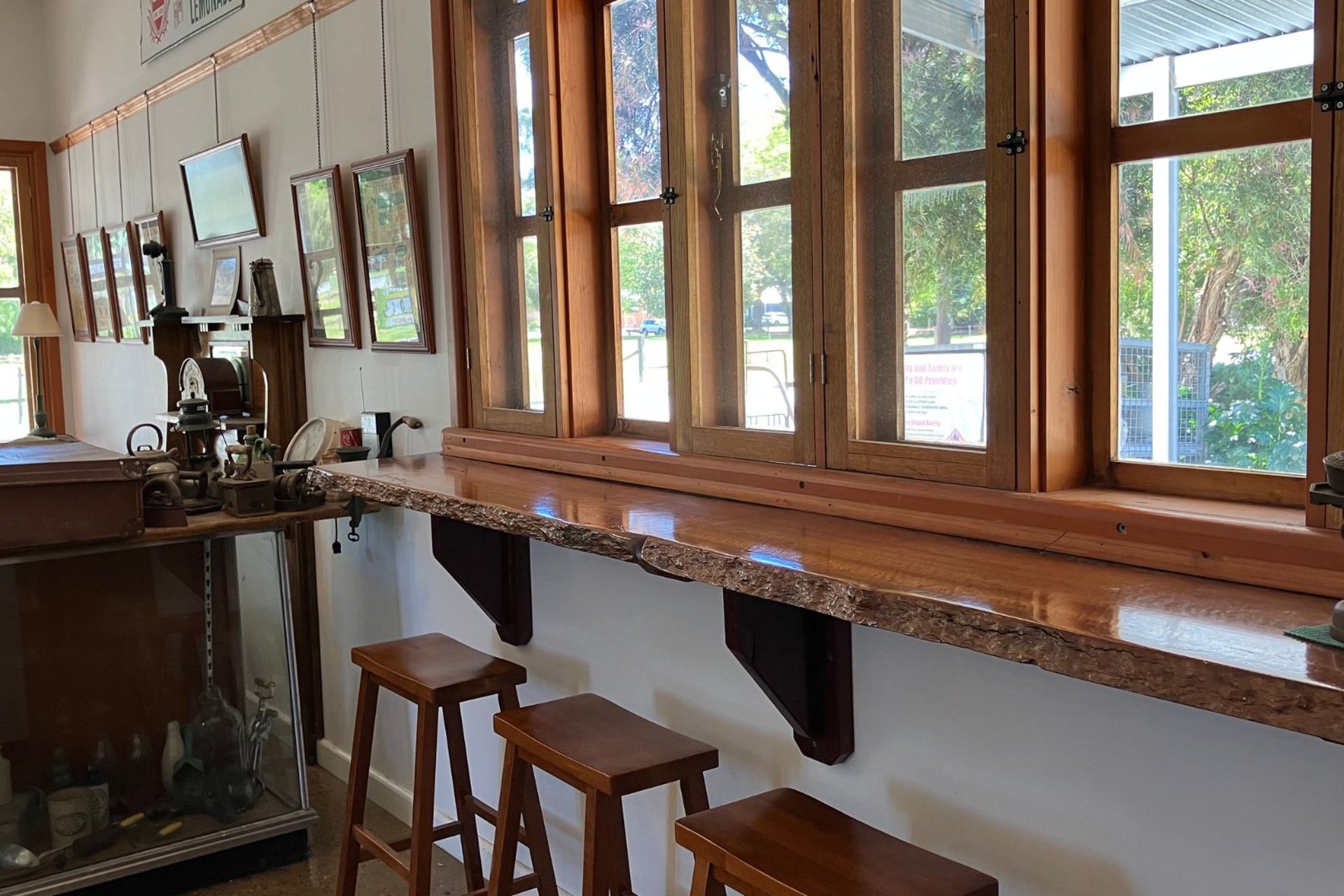 e - Whorouly Cafe and General Store