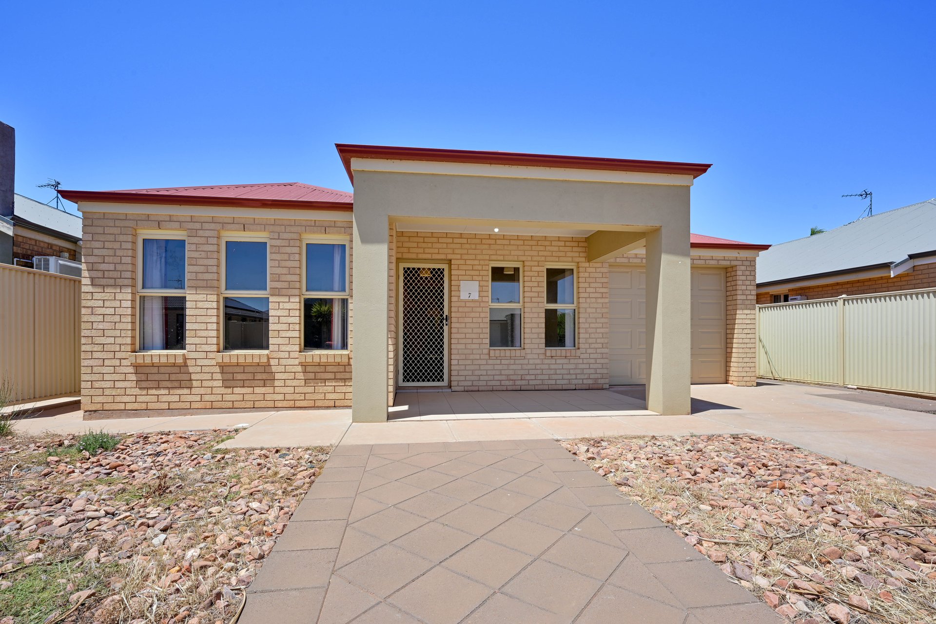 7 Vern Schuppan Drive — photo 4 of 10