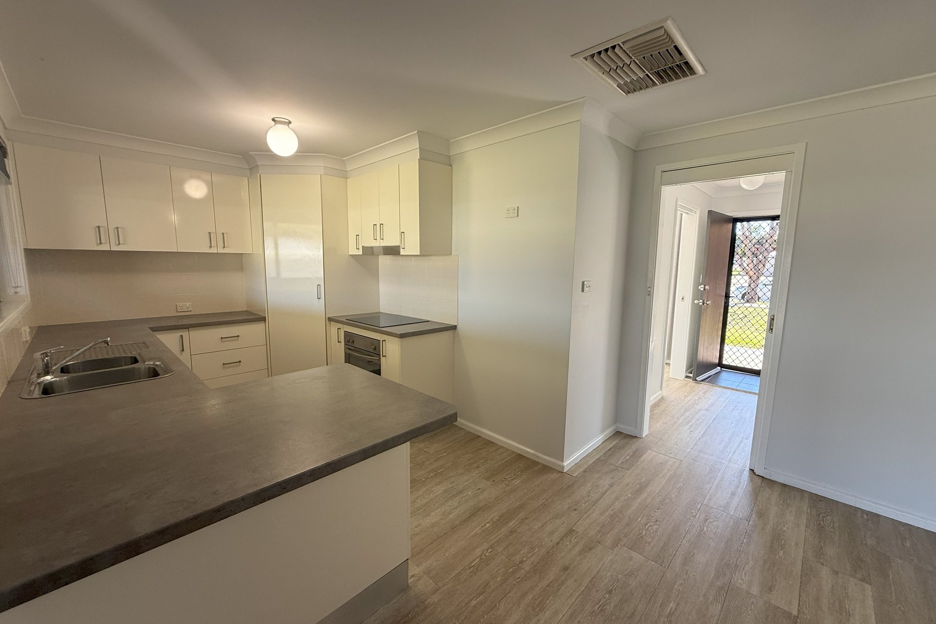 10 Currawong Road — photo 6 of 10
