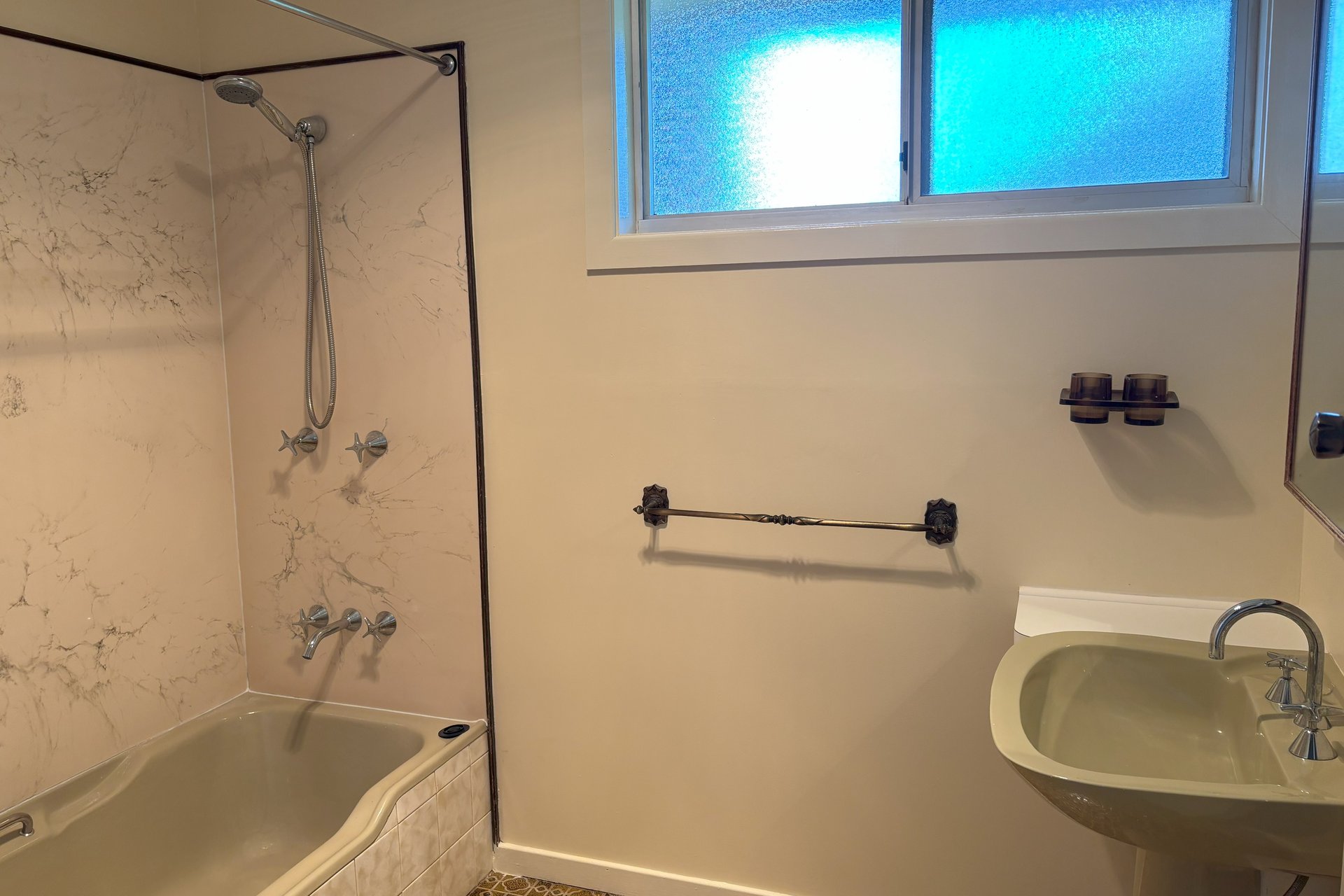 HOUSE FOR LEASE IN BEAUTIFUL RURAL SETTING — photo 2 of 10