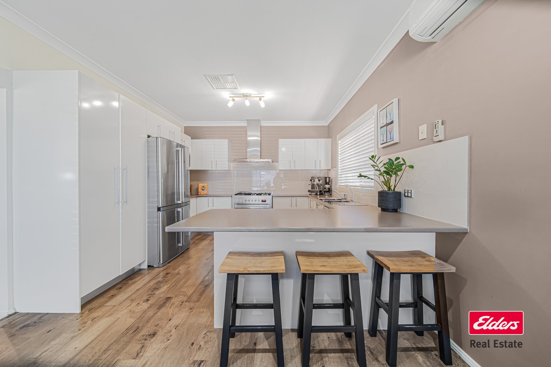 20 Beveridge Crescent — photo 3 of 10