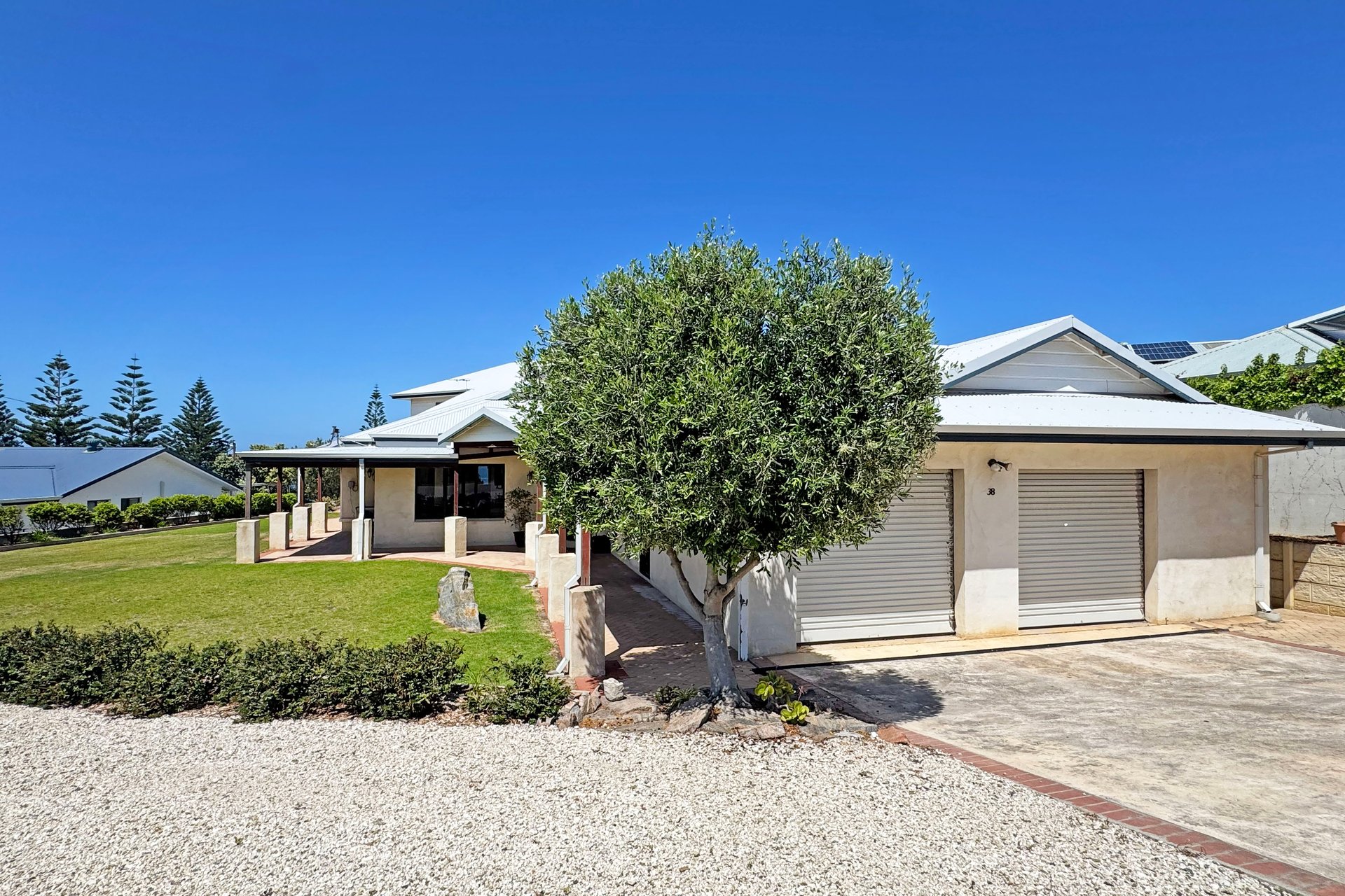 38 Collie Street — photo 2 of 10