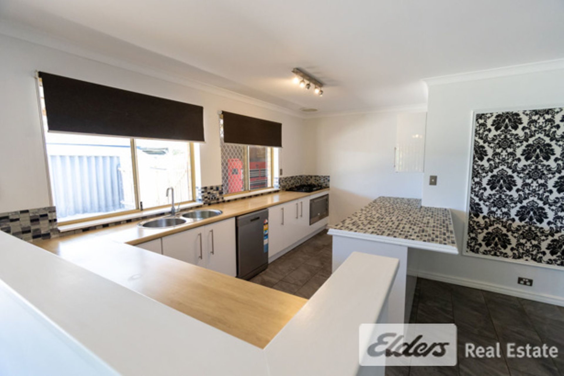 719 Safety Bay Road — photo 4 of 10