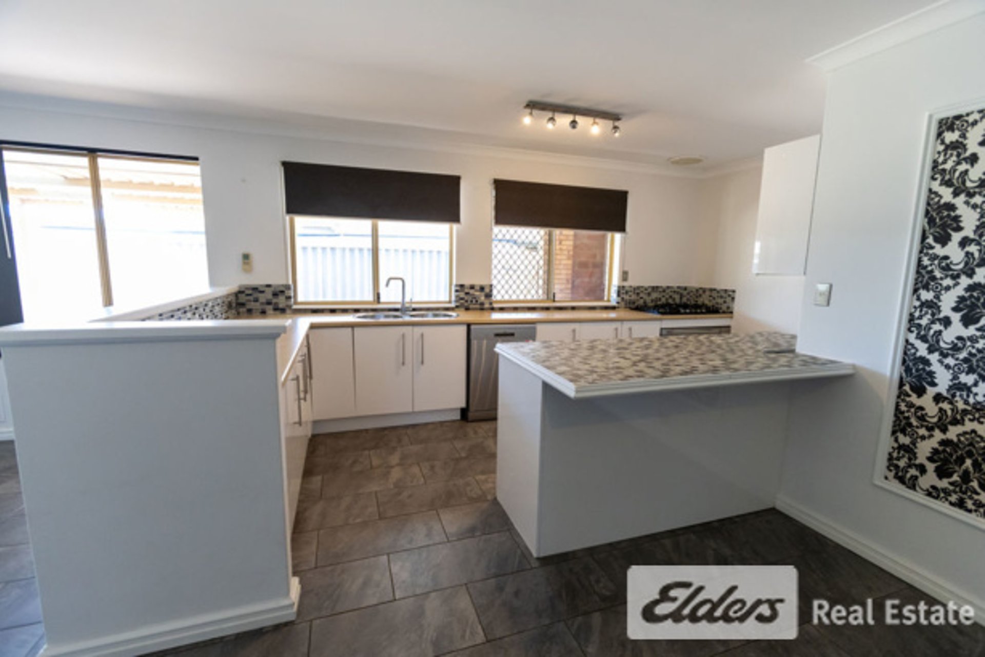 719 Safety Bay Road — photo 5 of 10
