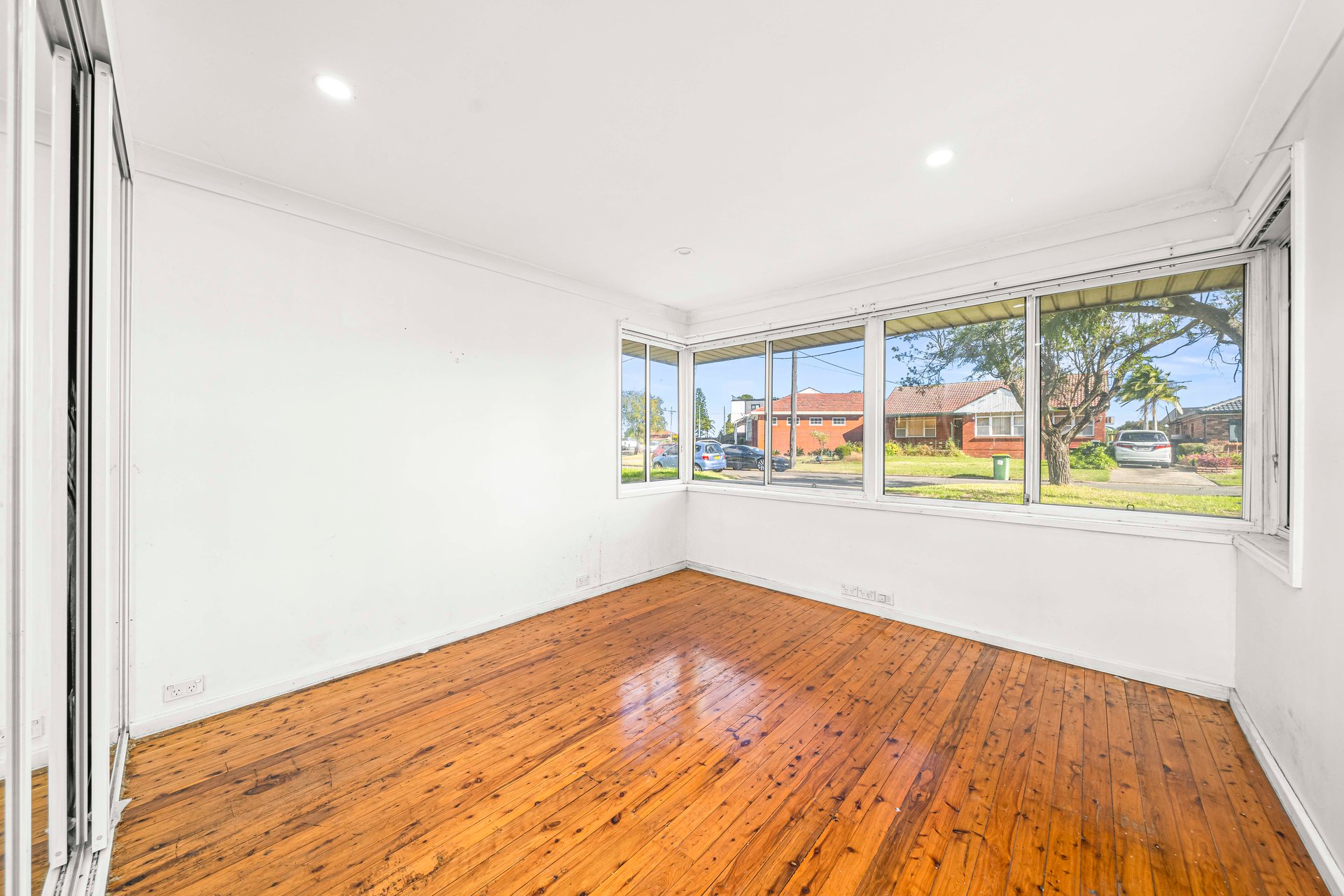28 Collins Crescent — photo 4 of 9