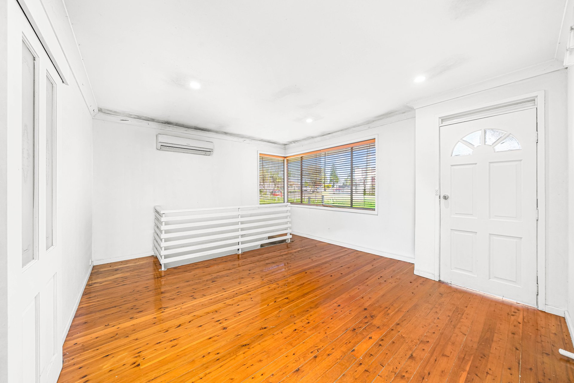 28 Collins Crescent — photo 3 of 9