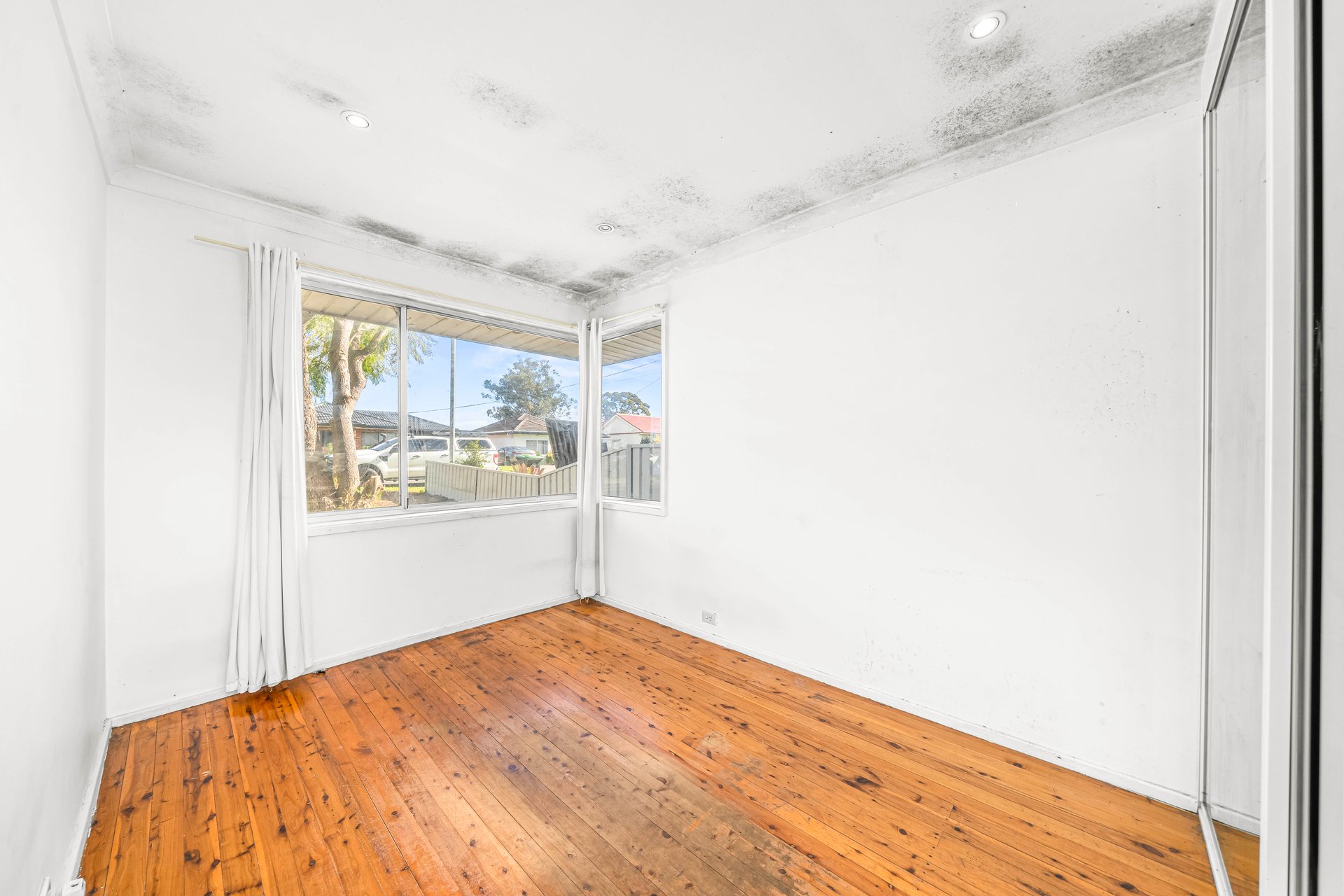 28 Collins Crescent — photo 5 of 9