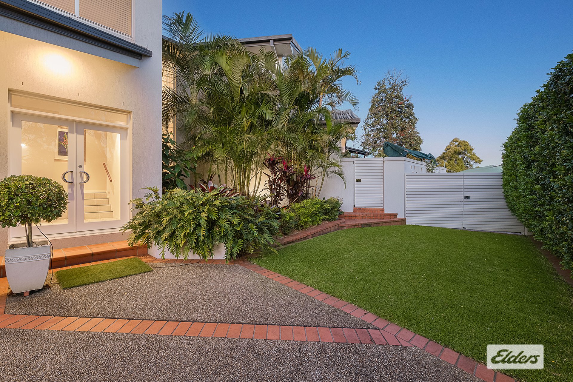 8 Ekland Court — photo 3 of 10