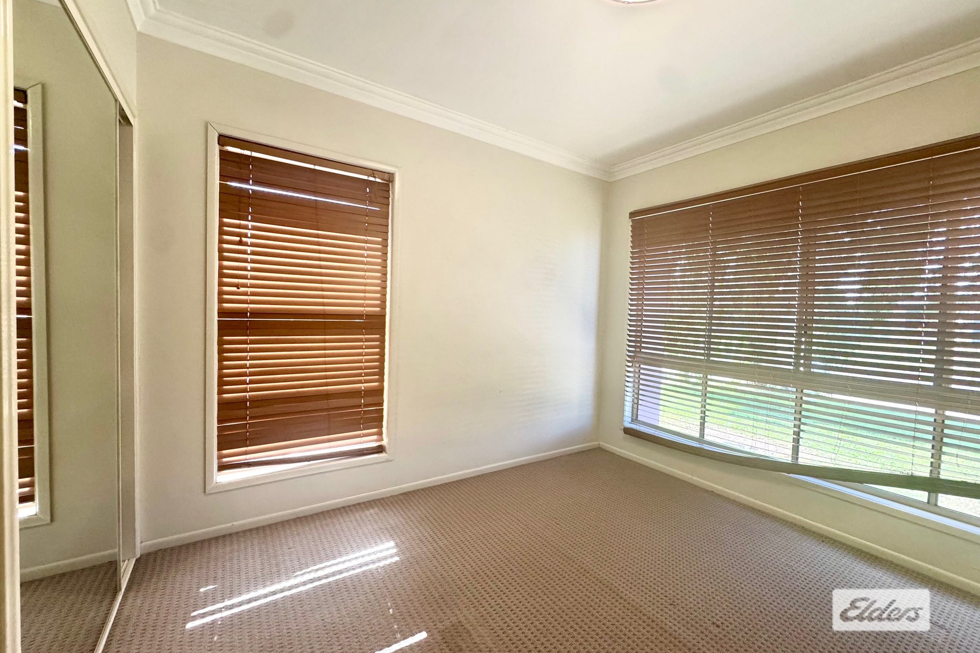 37 Mayfair Drive — photo 5 of 7
