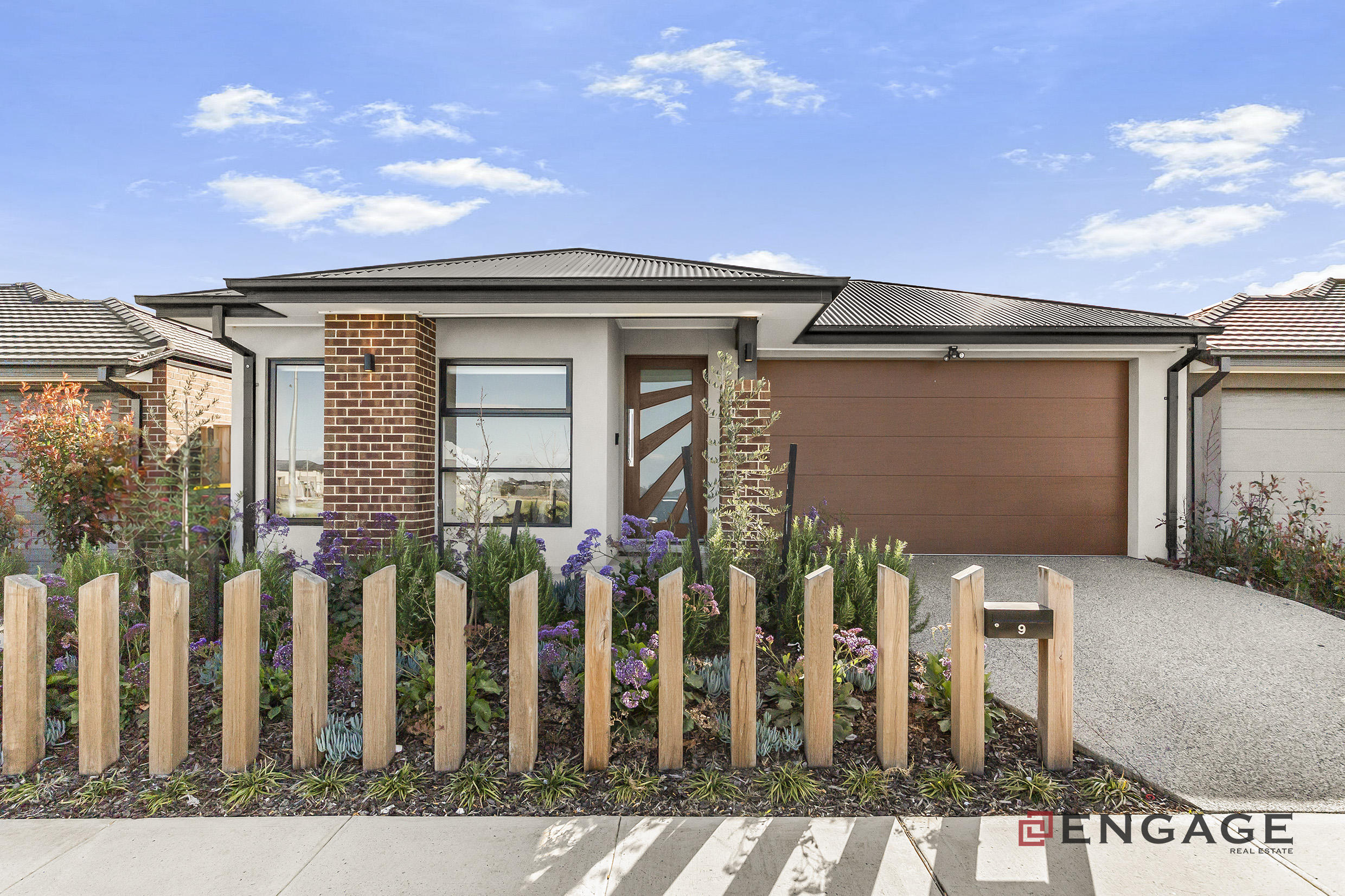 Modern 4-Bedroom Family Home in Manor Lakes