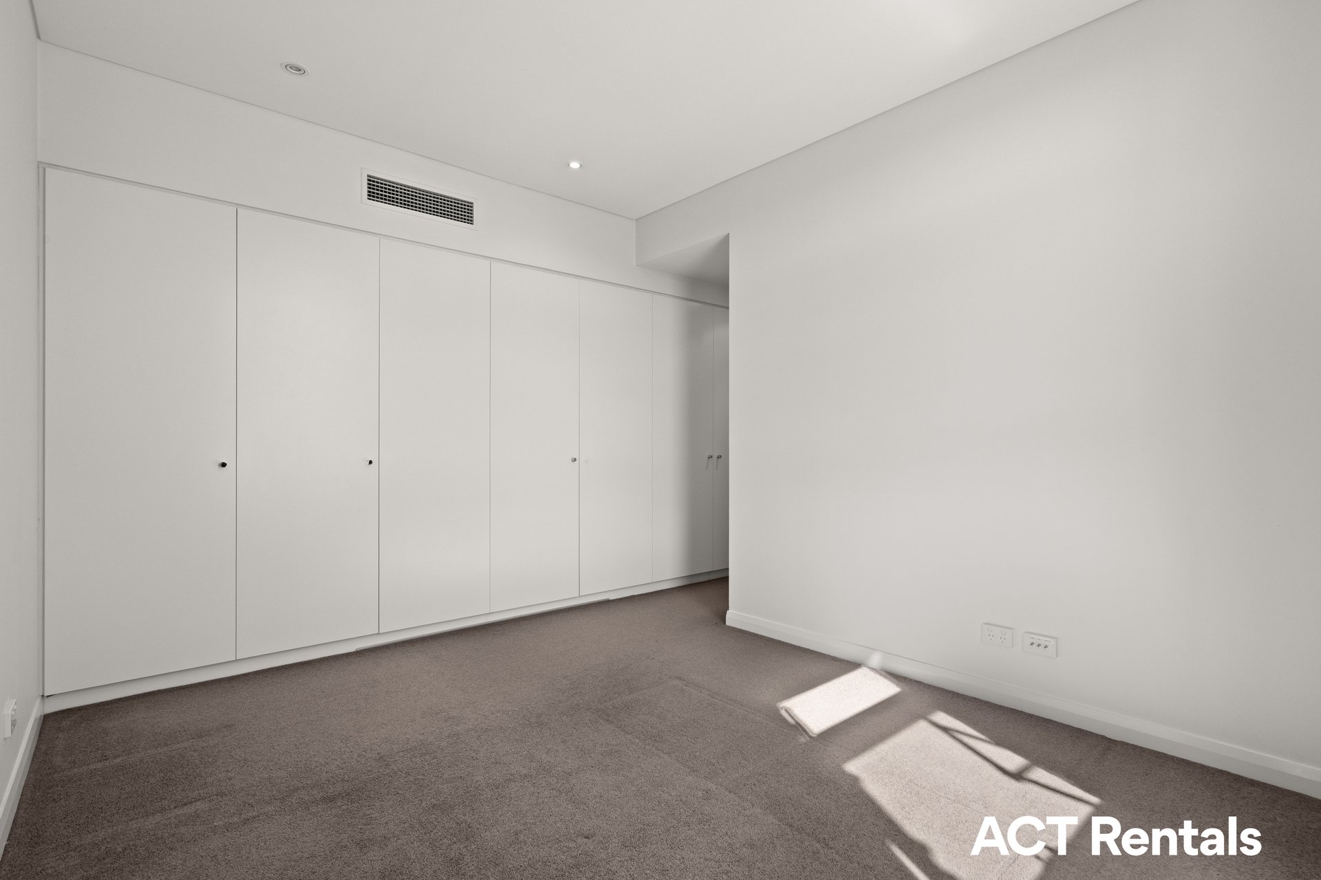 49/20  Eyre Street Kingston