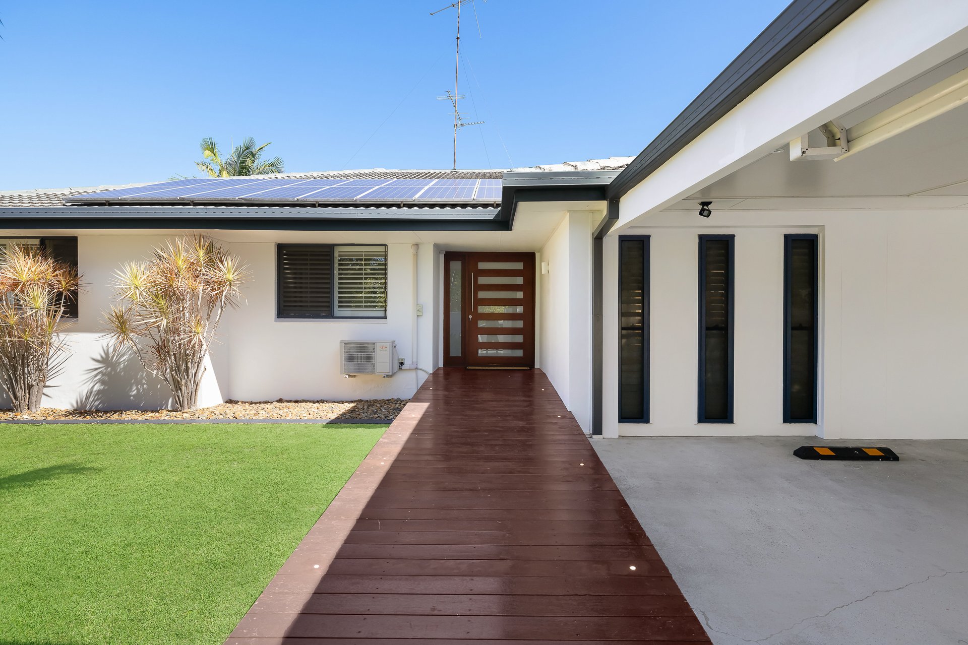 12 Namatjira Court Broadbeach Waters
