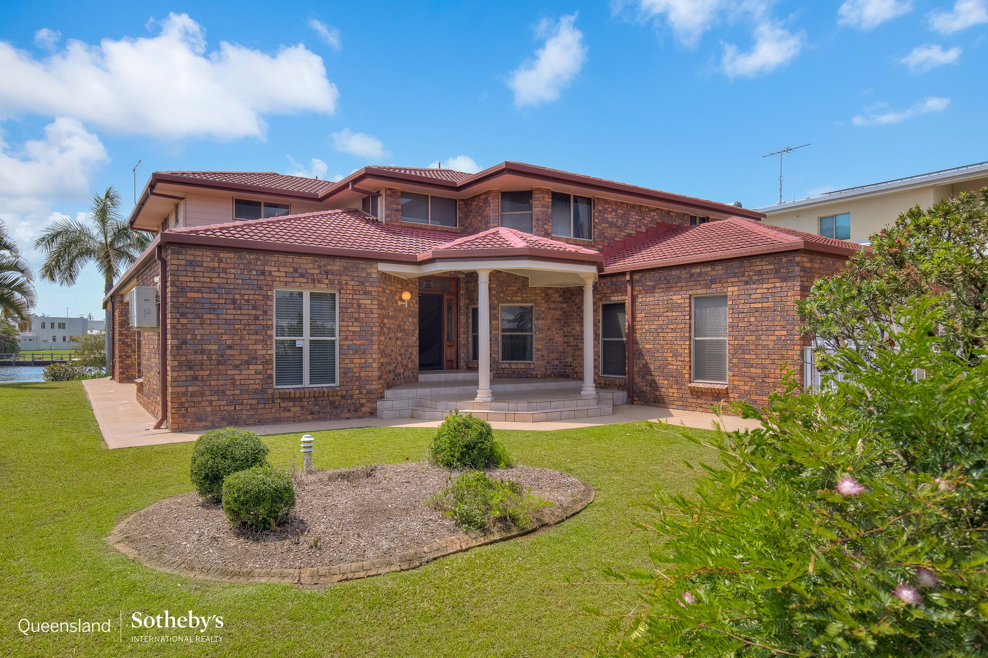 7 Sternlight Court, Raby Bay For Sale by Queensland Sotheby's International Realty - image 1