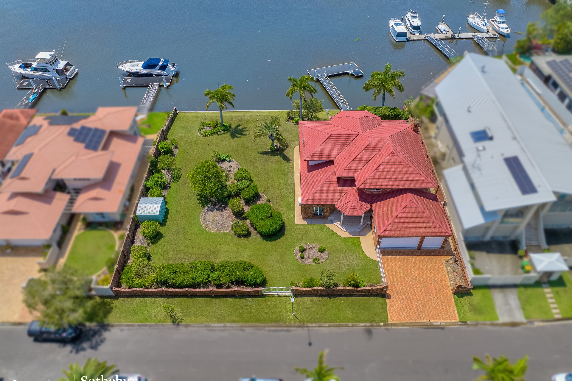 7 Sternlight Court, Raby Bay For Sale by Queensland Sotheby's International Realty - image 1