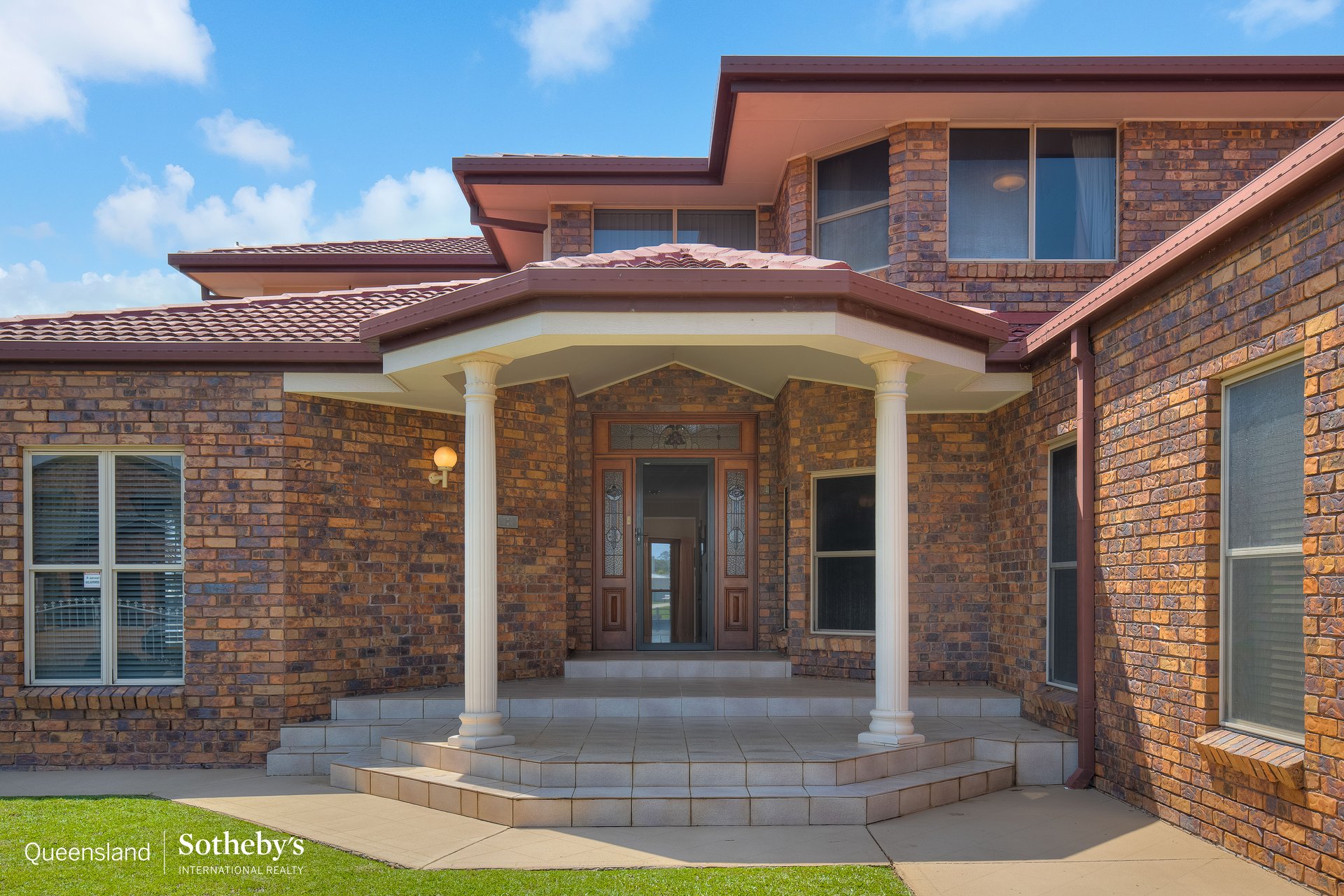 7 Sternlight Court, Raby Bay For Sale by Queensland Sotheby's International Realty - image 1