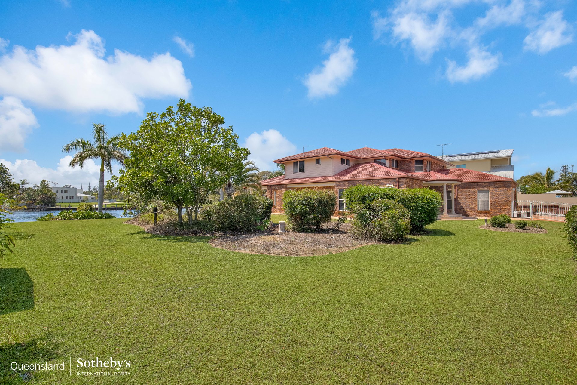 7 Sternlight Court, Raby Bay For Sale by Queensland Sotheby's International Realty - image 1