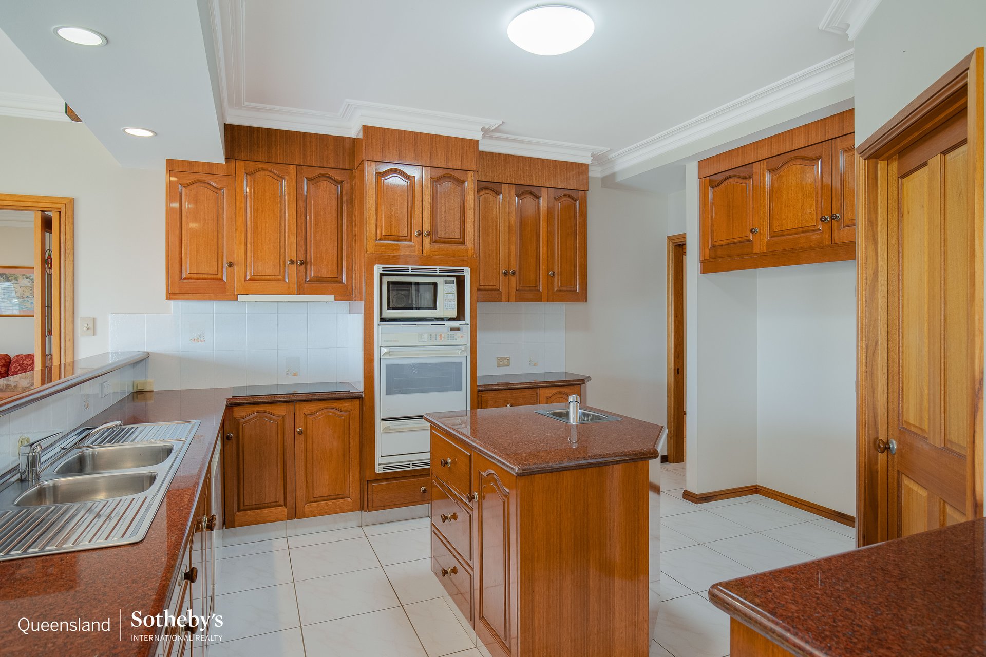 7 Sternlight Court, Raby Bay For Sale by Queensland Sotheby's International Realty - image 1