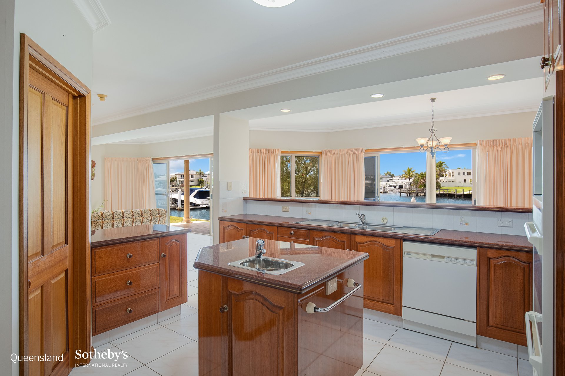 7 Sternlight Court, Raby Bay For Sale by Queensland Sotheby's International Realty - image 1