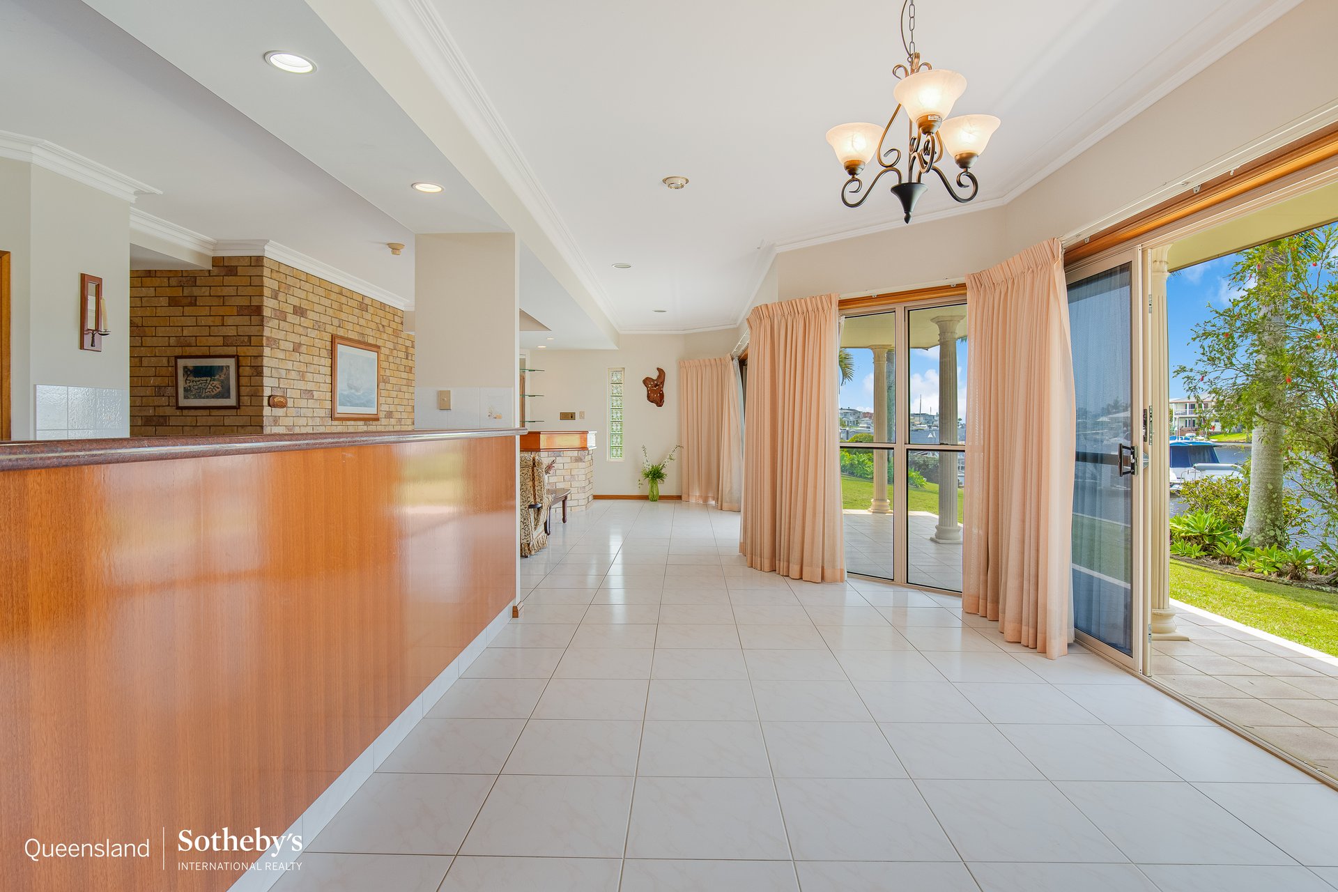 7 Sternlight Court, Raby Bay For Sale by Queensland Sotheby's International Realty - image 1