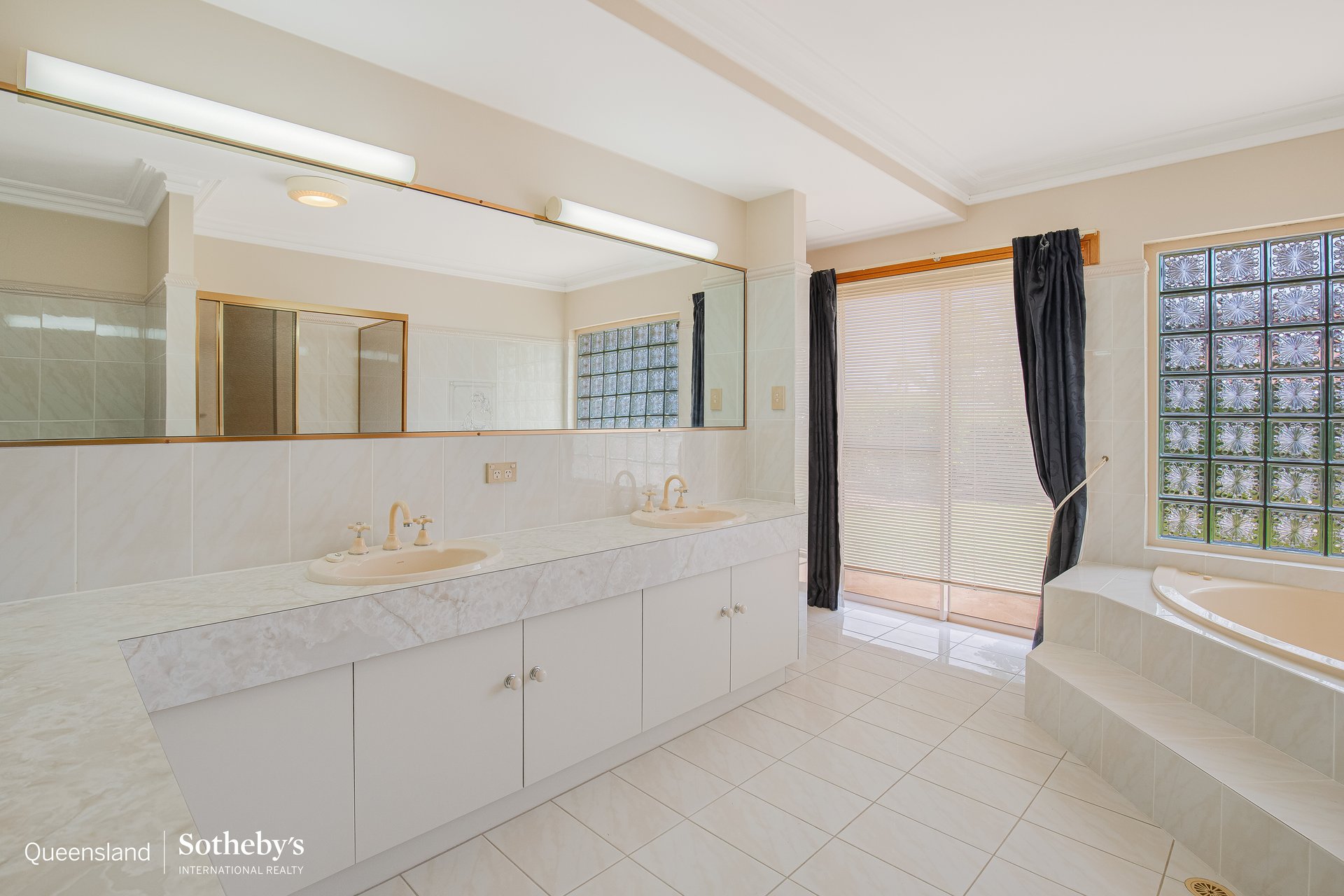7 Sternlight Court, Raby Bay For Sale by Queensland Sotheby's International Realty - image 1