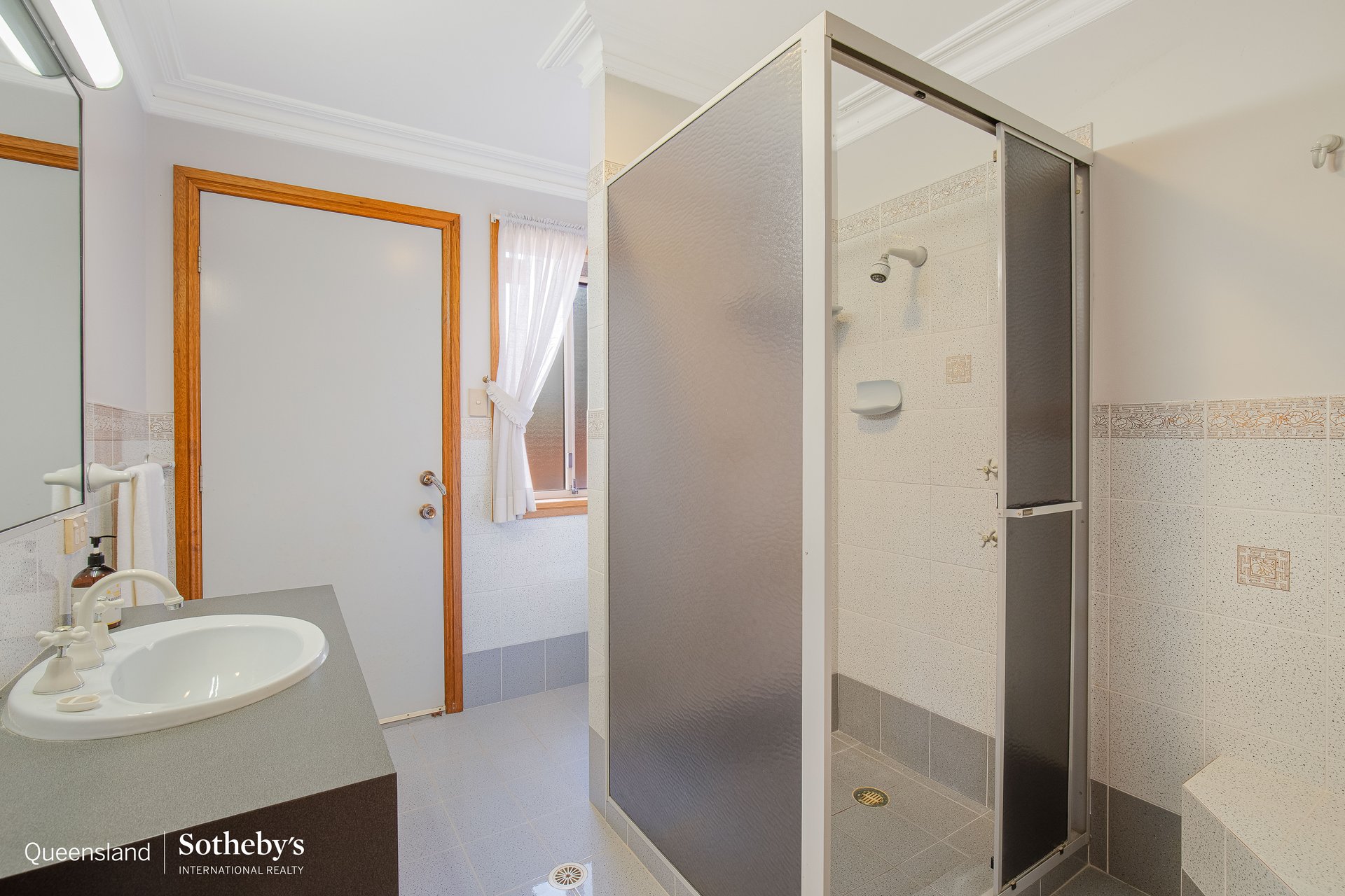 7 Sternlight Court, Raby Bay For Sale by Queensland Sotheby's International Realty - image 1