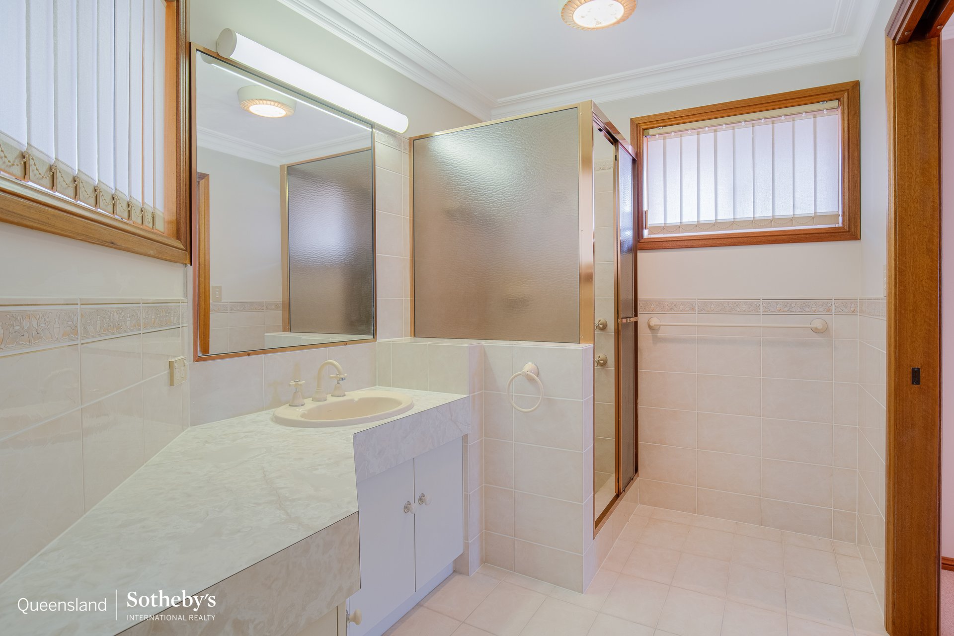 7 Sternlight Court, Raby Bay For Sale by Queensland Sotheby's International Realty - image 1