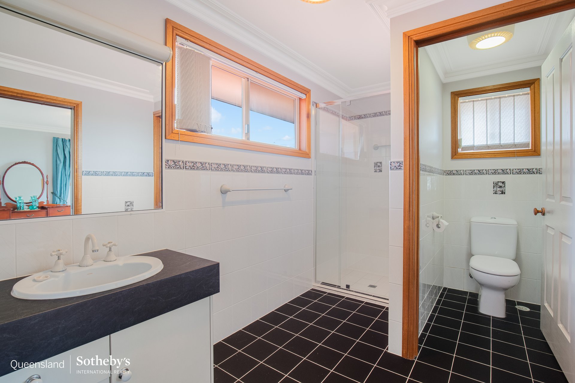 7 Sternlight Court, Raby Bay For Sale by Queensland Sotheby's International Realty - image 1