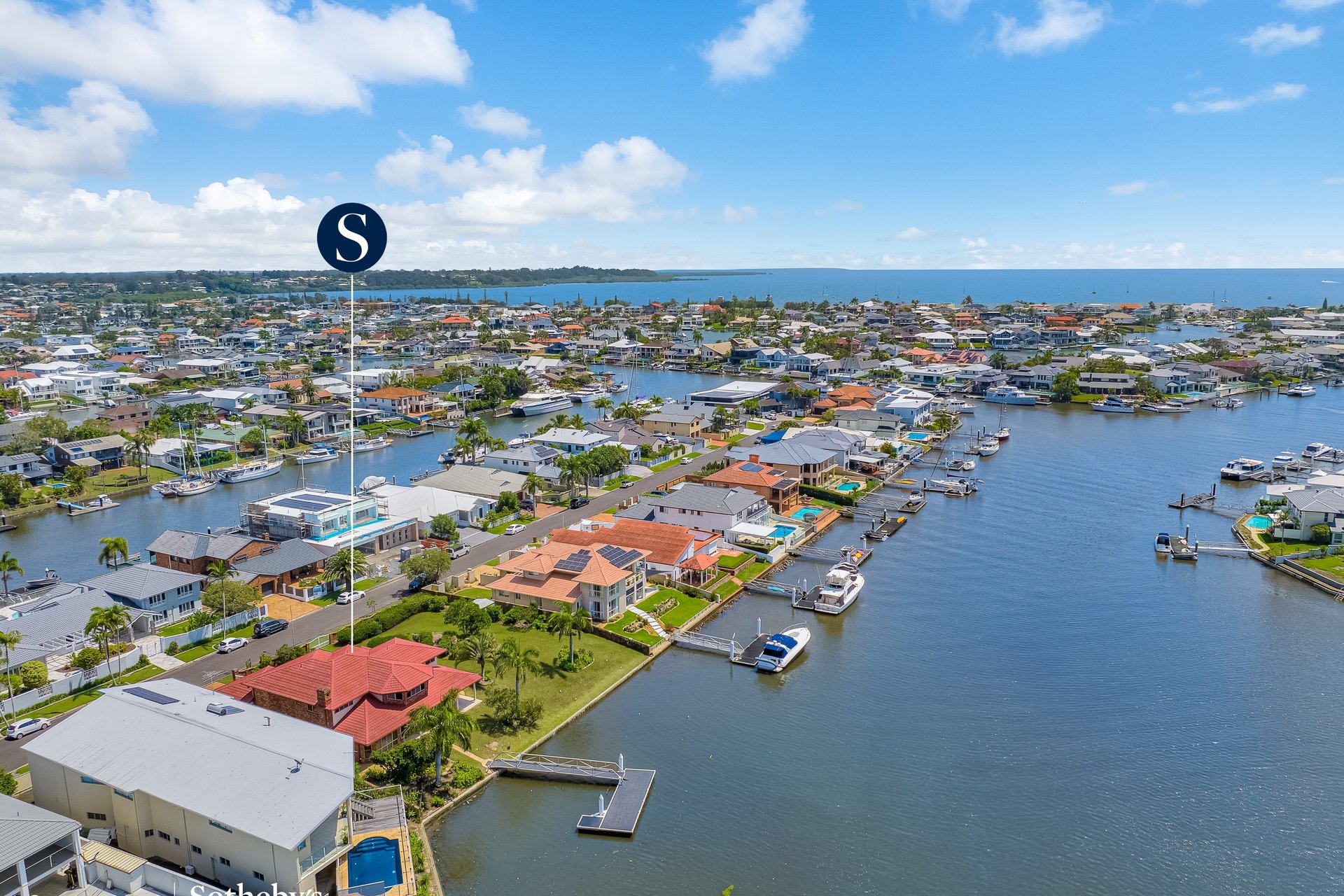 7 Sternlight Court, Raby Bay For Sale by Queensland Sotheby's International Realty - image 1