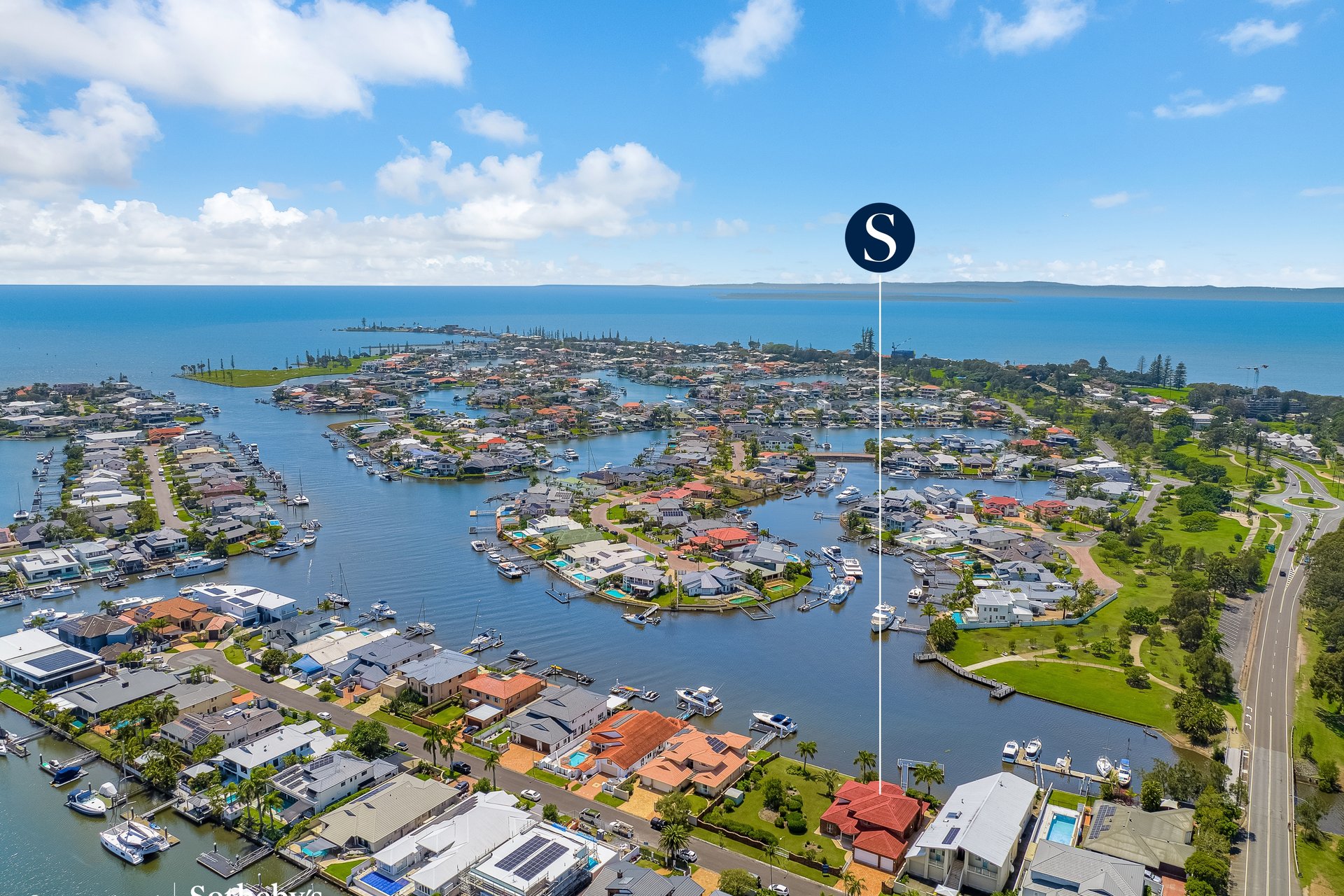 7 Sternlight Court, Raby Bay For Sale by Queensland Sotheby's International Realty - image 1